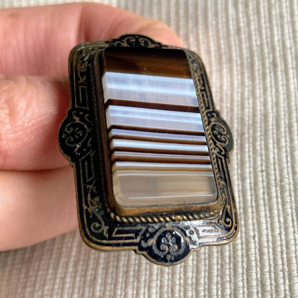 Antique Victorian Biedermeier Brooch with Striped Agate and Meander Pattern - Picture 8 of 16